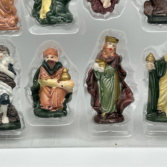 11 pc Porcelain Nativity Scene w/ Manger Christmas Jesus,Mary,Joseph, 3-wisemen - Picture 9 of 16